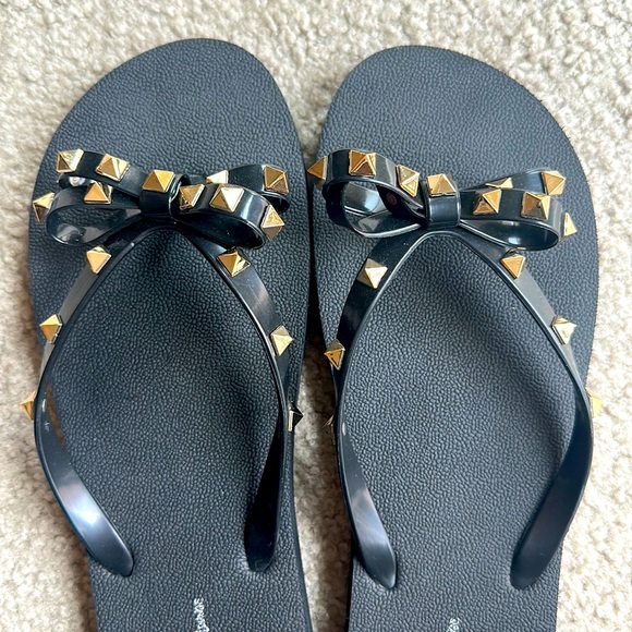 Wild Diva Shoes - STUDDED FLIP FLOPS